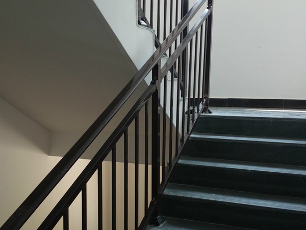 楼梯扶手用什么材质比较好？