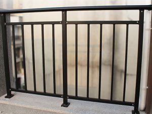 阳台护栏用哪种材质最划算？